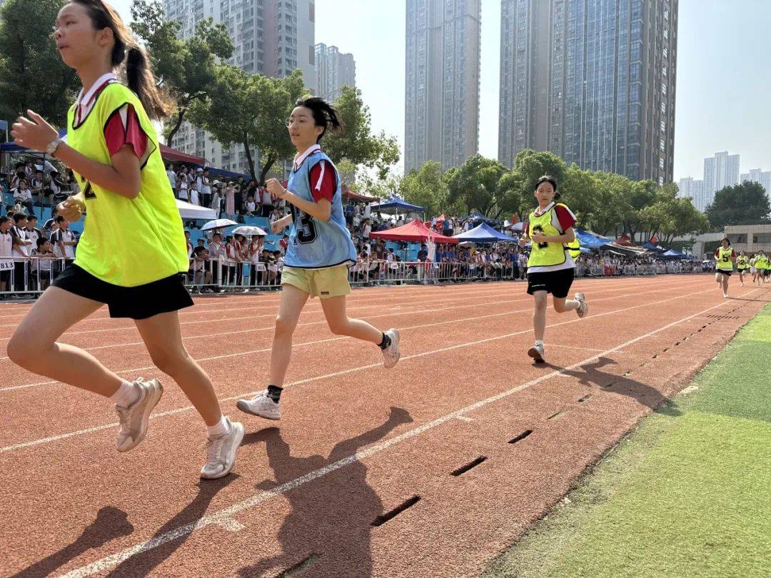 精彩时刻不容错过，运动员们全力以赴拼搏