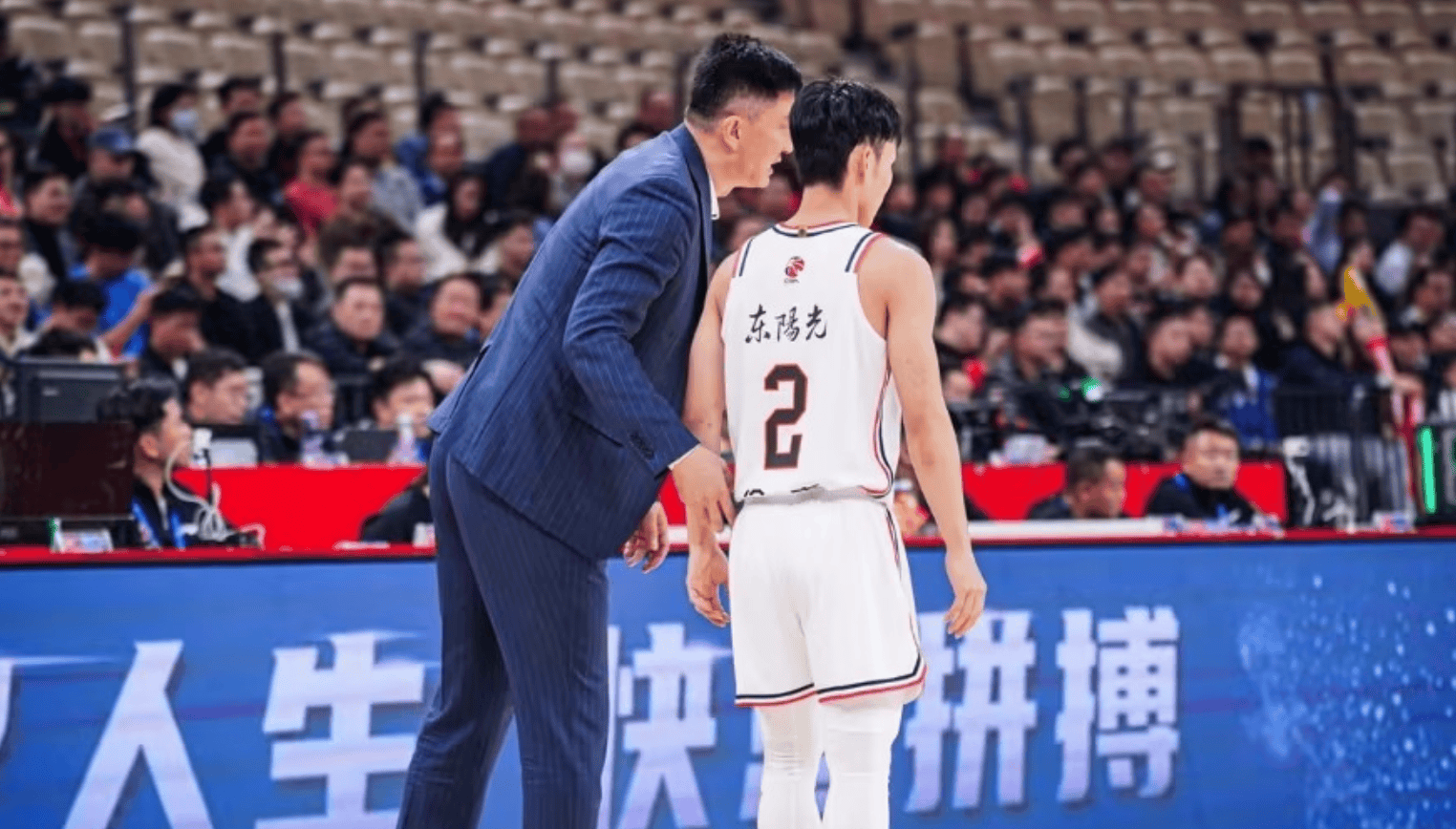 关于中锋大闹场，球队客场获胜喜人的信息