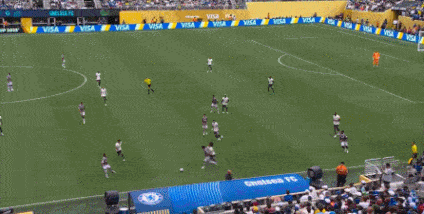 切尔西边卫抢断成功，助攻球队翻盘