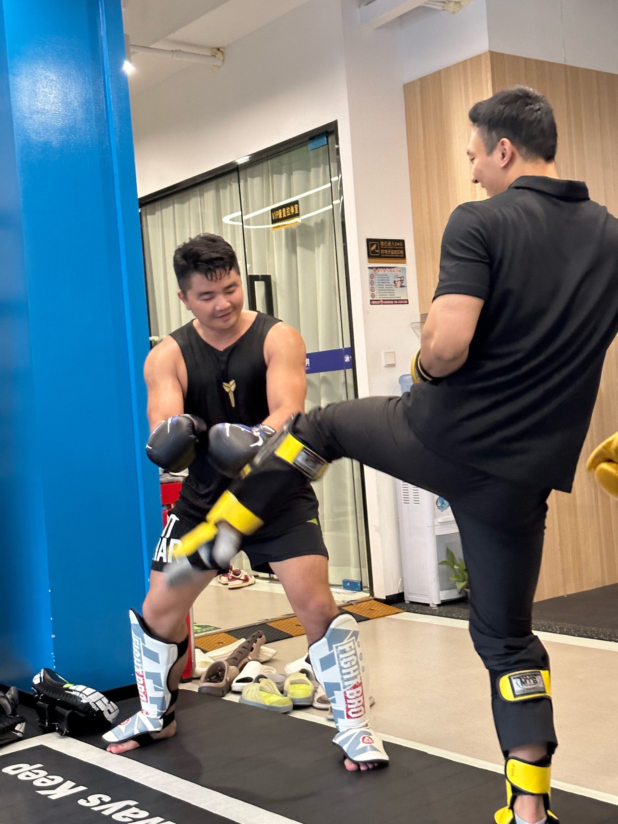 雄风披靡拳击选手拳拳到位战胜对手