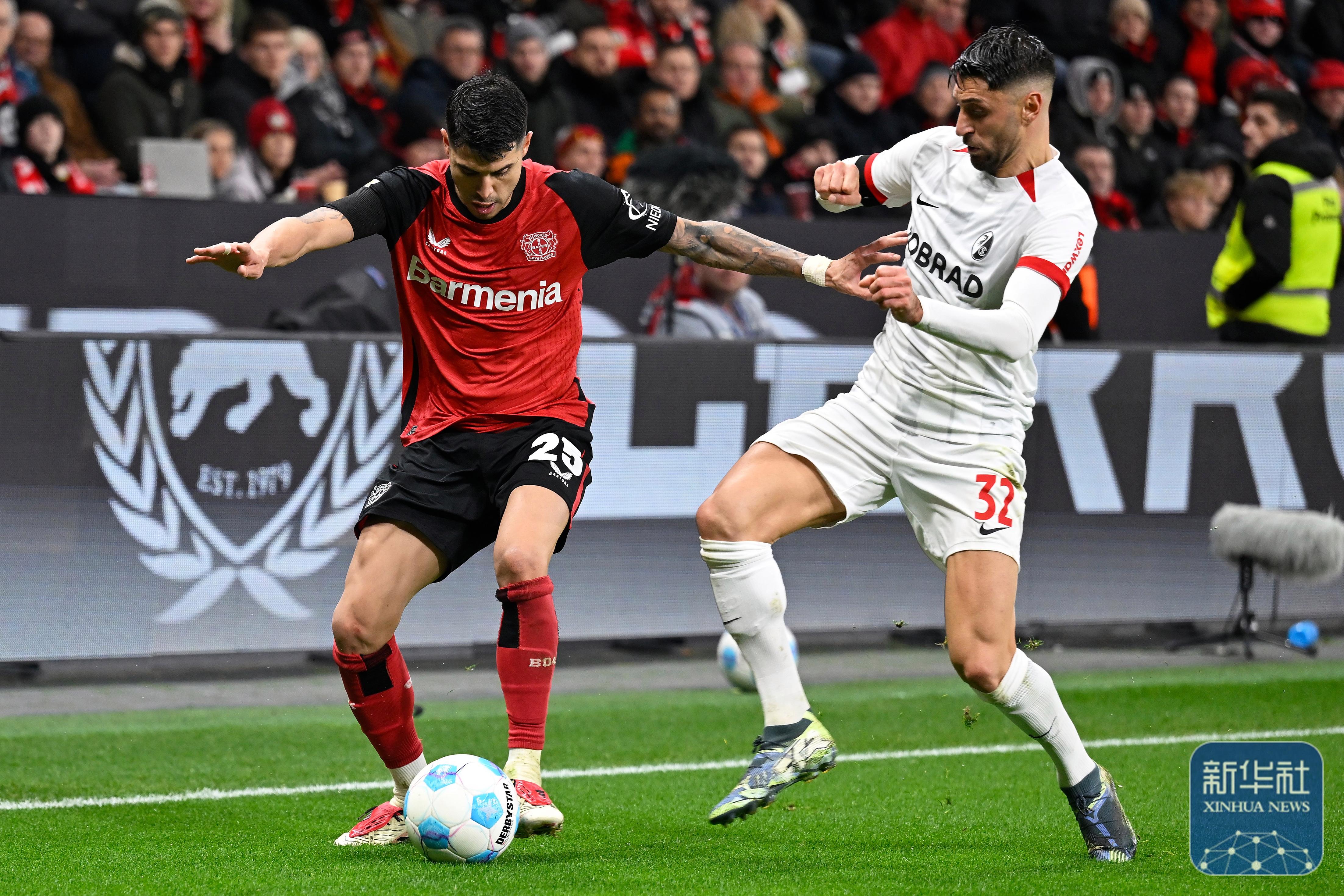 弗赖堡队员踢出火爆表现,赢得球迷喝彩 弗赖堡队员踢出火爆表现,赢得球迷喝彩