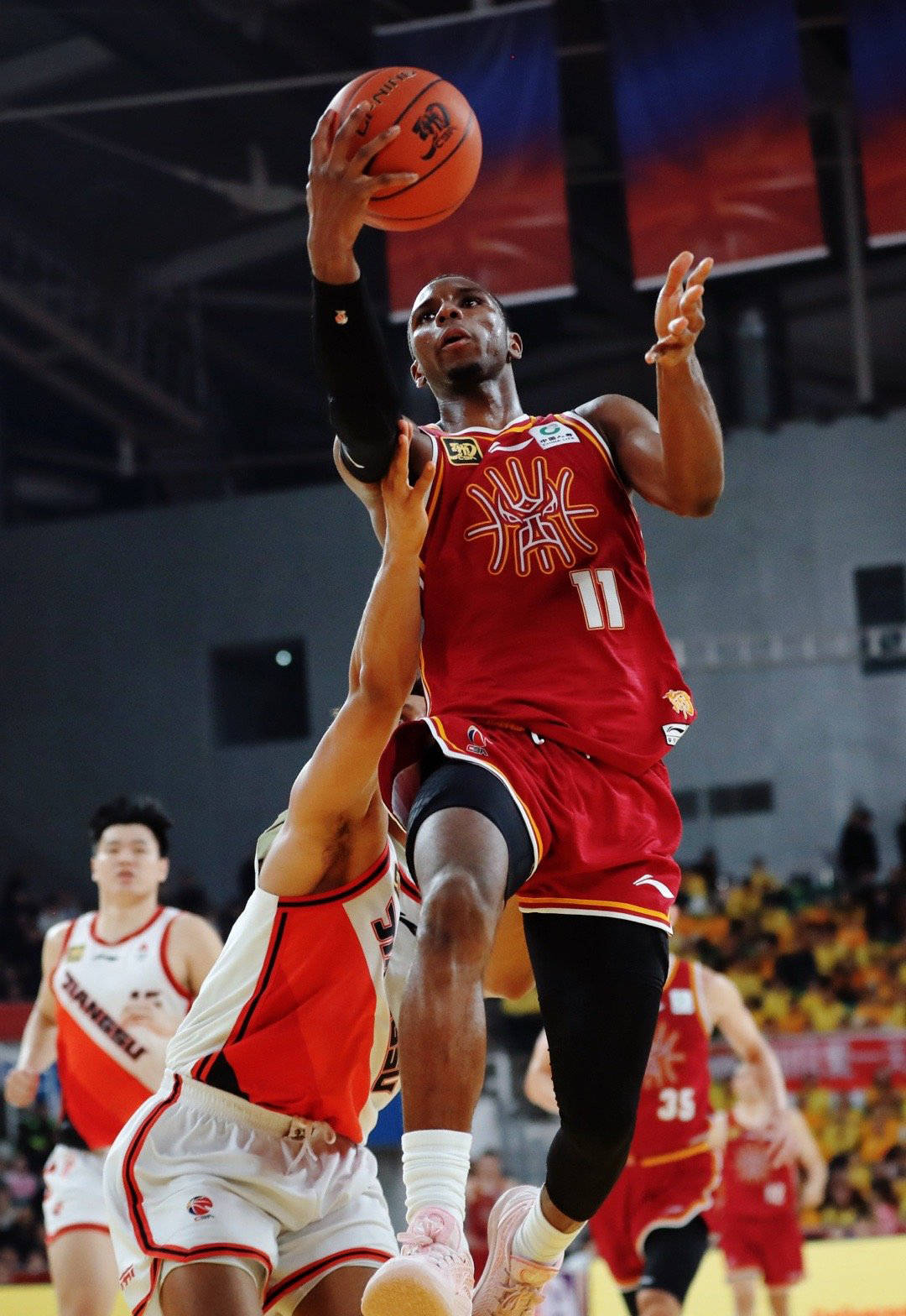 外援巨星表现抢眼，助队斩获胜利