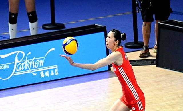 口水战升温，足球场上各国队伍拼力角逐！