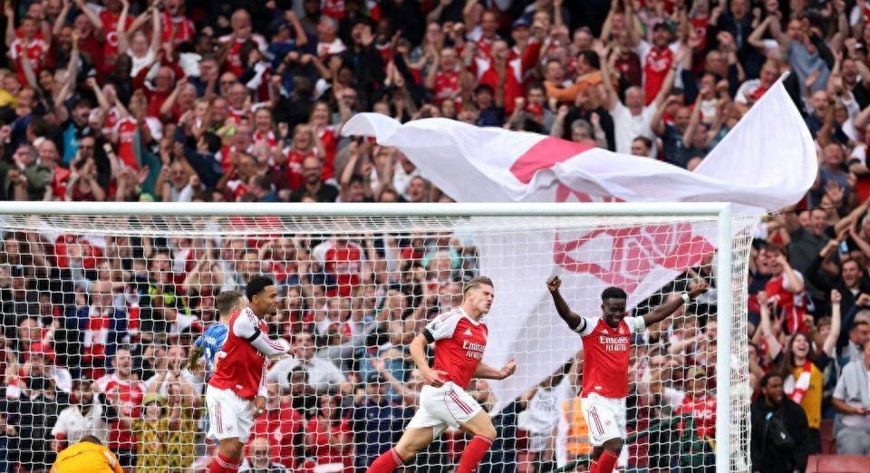 阿森纳前锋精准射门,连续进球 阿森纳前锋精准射门,连续进球