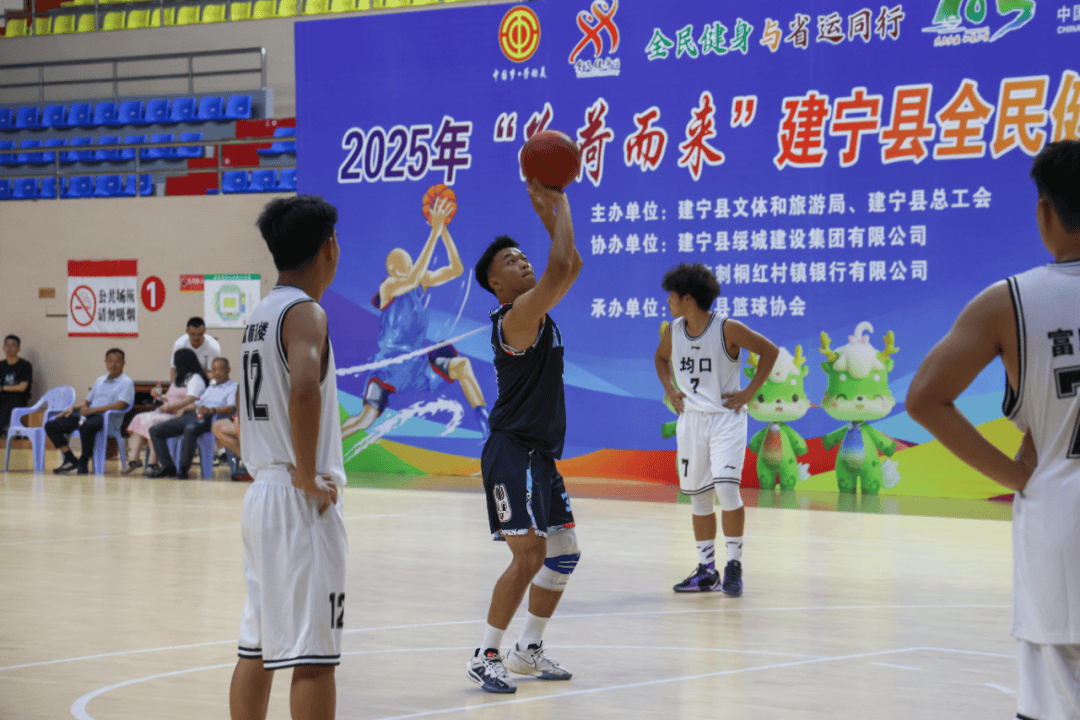 关于紧张对决，球员们在赛场上全情投入，争取最终胜利的信息