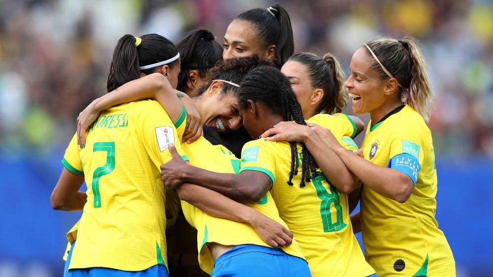 关于印度女足队意外取胜，赢得球迷掌声的信息