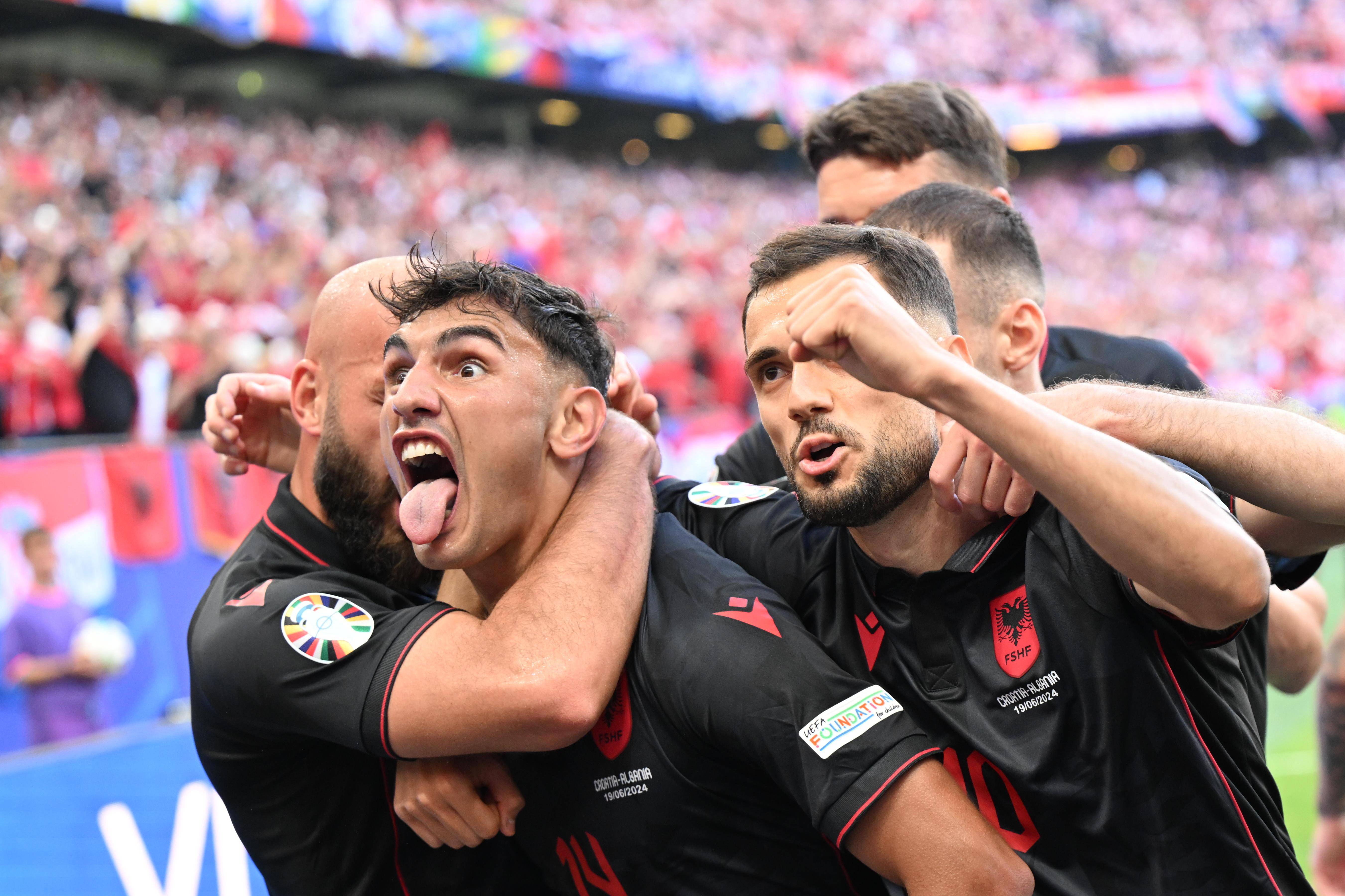 西班牙队在欧预赛中力克克罗地亚，成功闯入半决赛的简单介绍