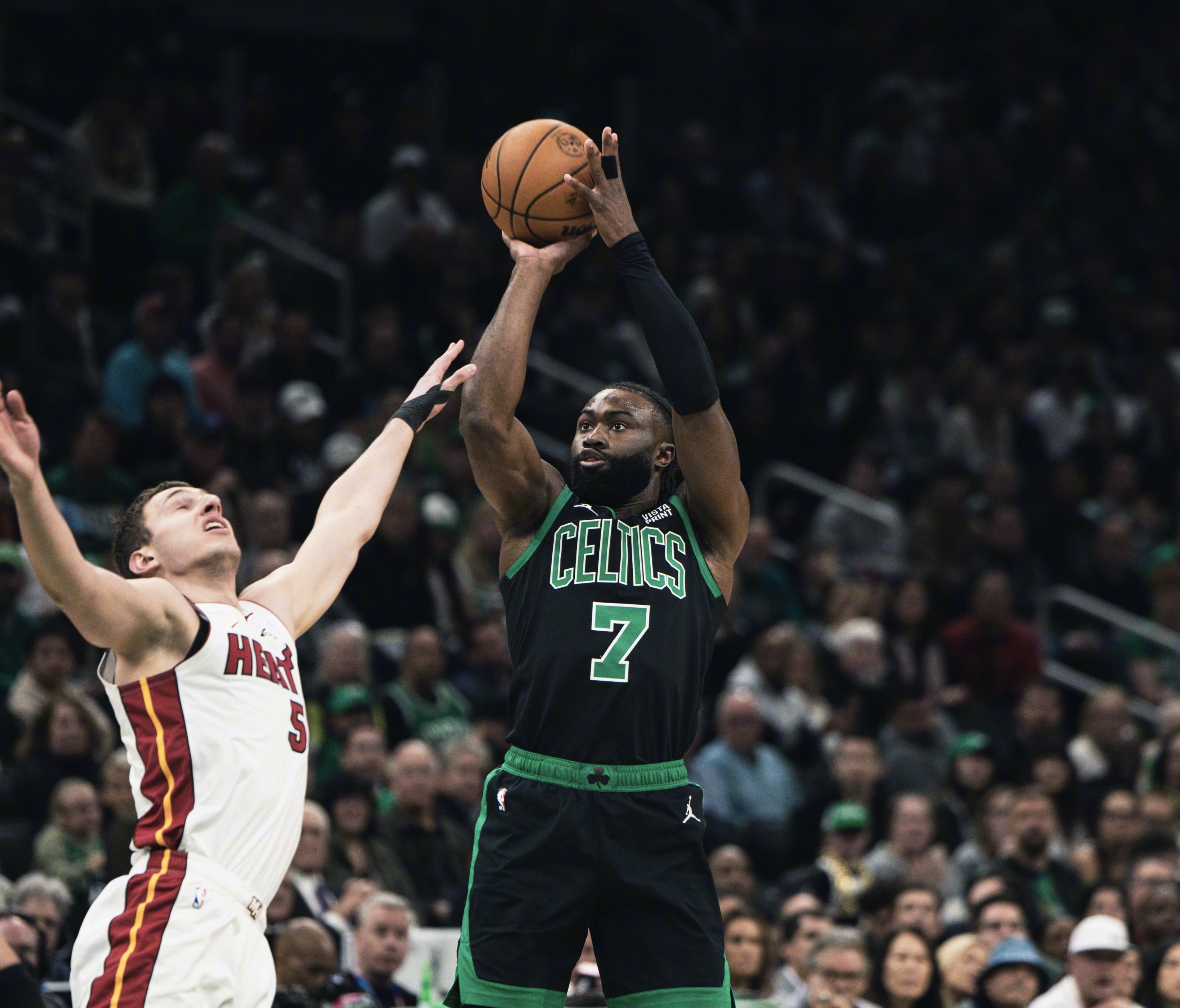 猛龙客场击败凯尔特人,稳居东部第一 猛龙客场击败凯尔特人,稳居东部第一