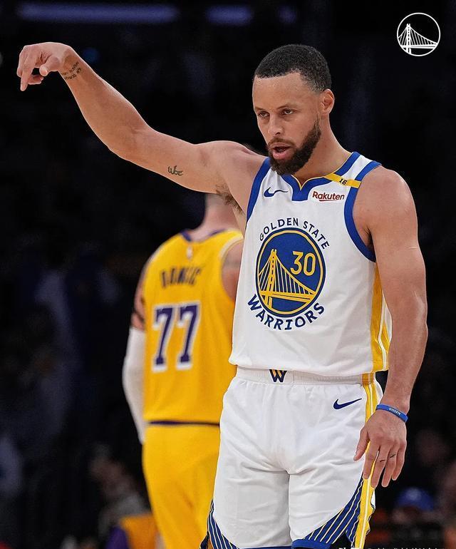 勇士主场战胜湖人,库里砍下30分 勇士主场战胜湖人,库里砍下30分