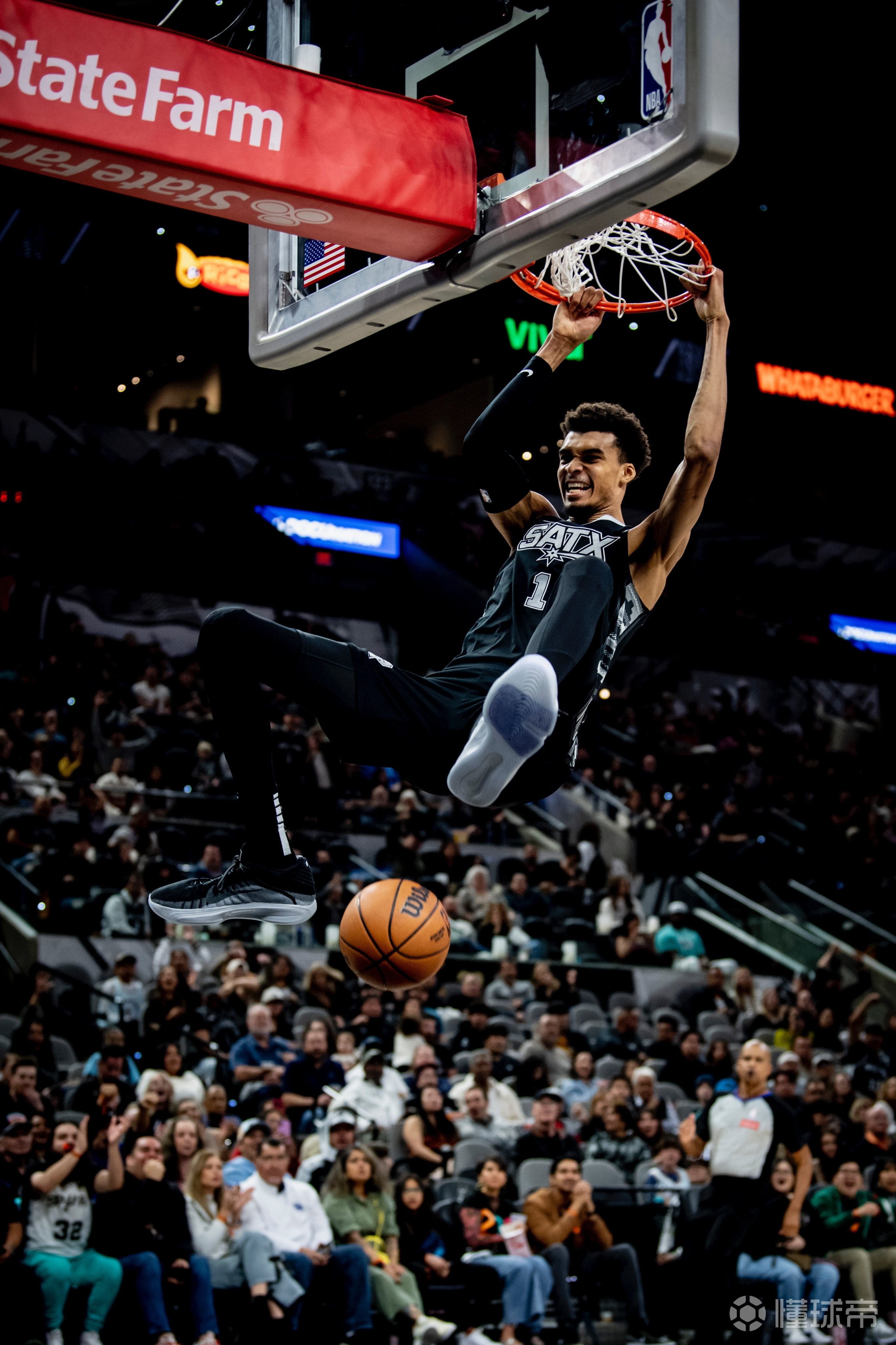 马刺逆转赢下掘金,近期表现亮眼 马刺逆转赢下掘金,近期表现亮眼