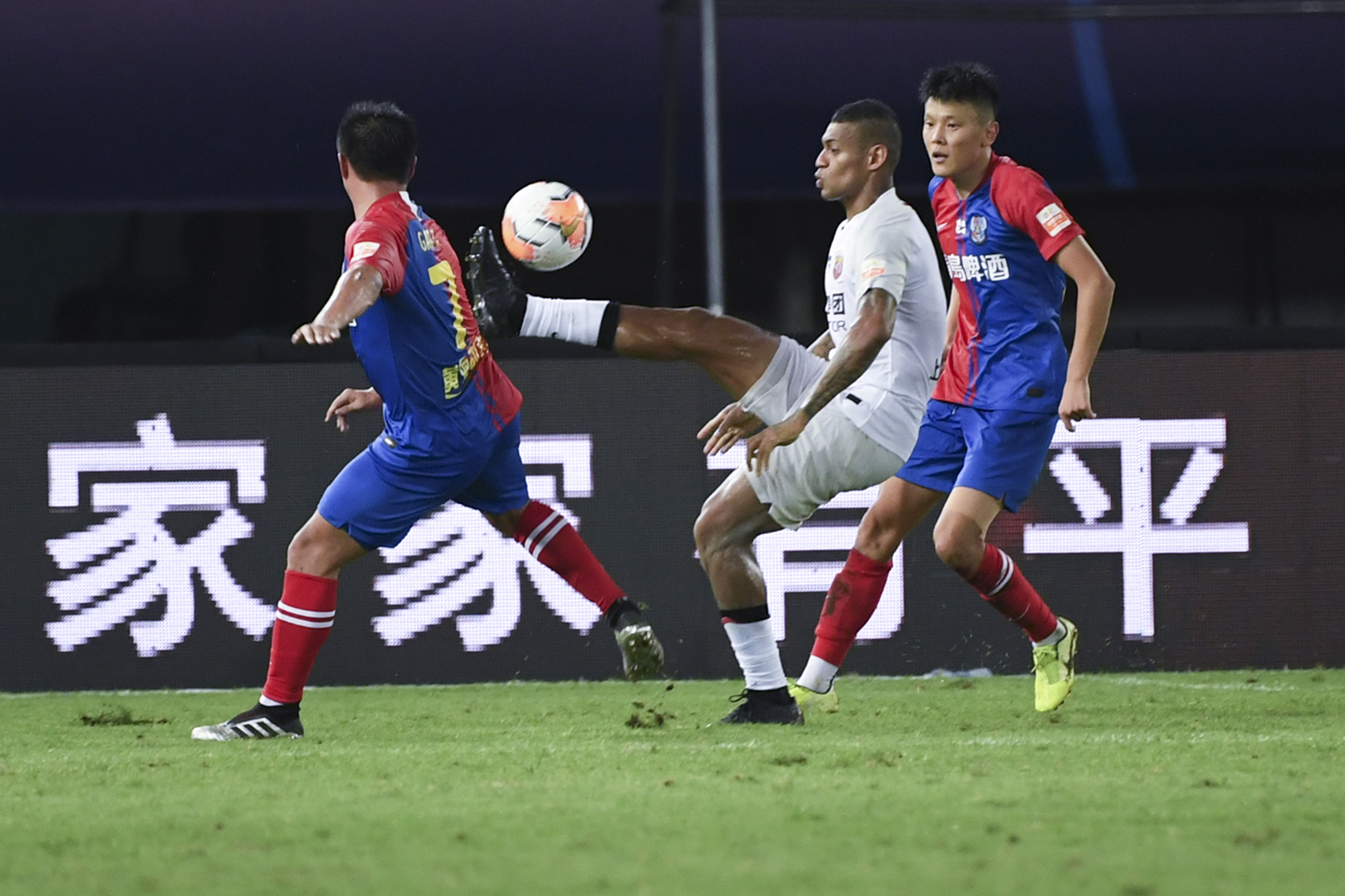 1.上海上港战平蔚山现代，提前垫底出局捱完亚冠小组赛