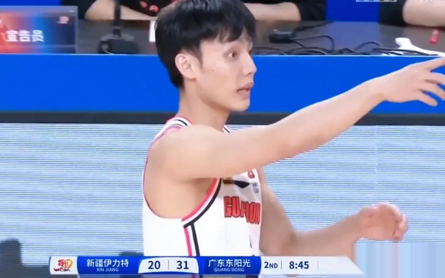 广东不敌新疆,继续领先但差距缩小 广东不敌新疆,继续领先但差距缩小