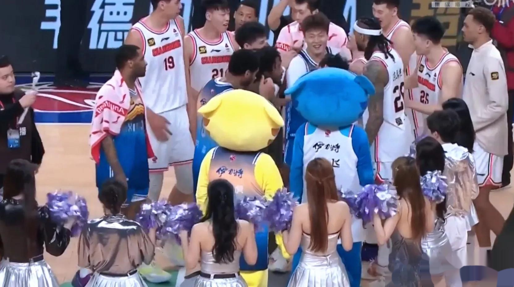 广东不敌新疆,继续领先但差距缩小 广东不敌新疆,继续领先但差距缩小