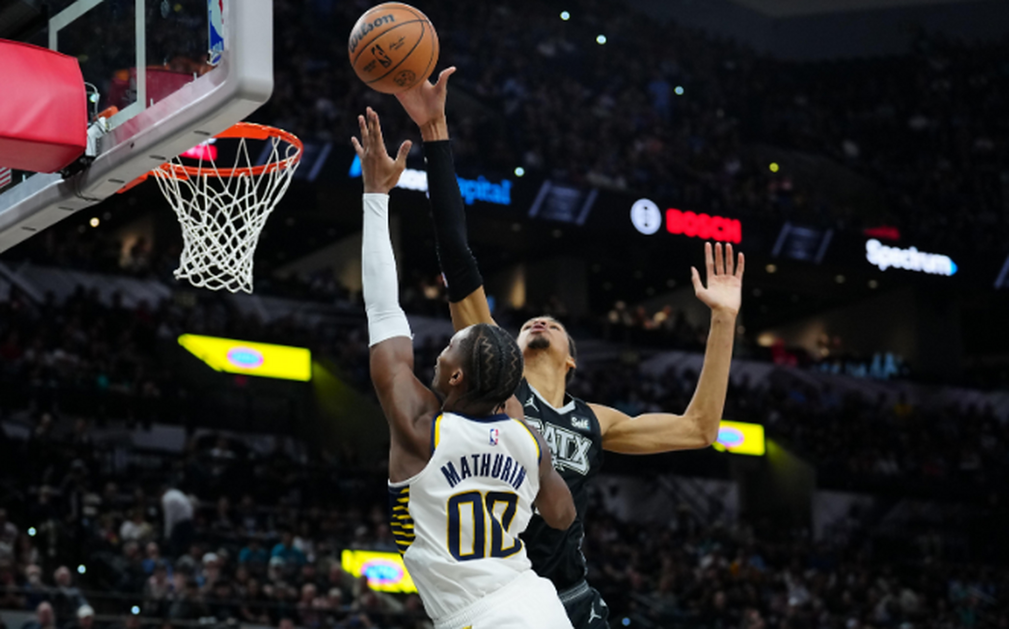 步行者击溃马刺保持对抗压力