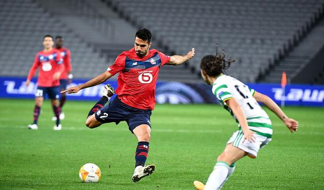 包含里昂队经过艰苦训练，备战下一场比赛的词条